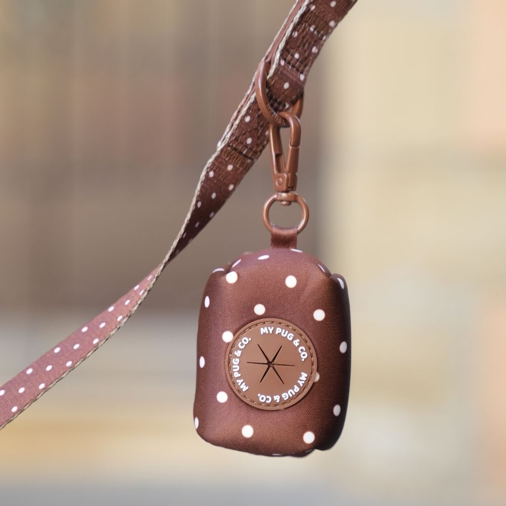 Porta bolsas Chocolate Dots para perros de My Pug & Co