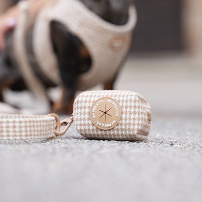 Porta bolsas Pata de gallo Caramel para perros de My Pug & Co